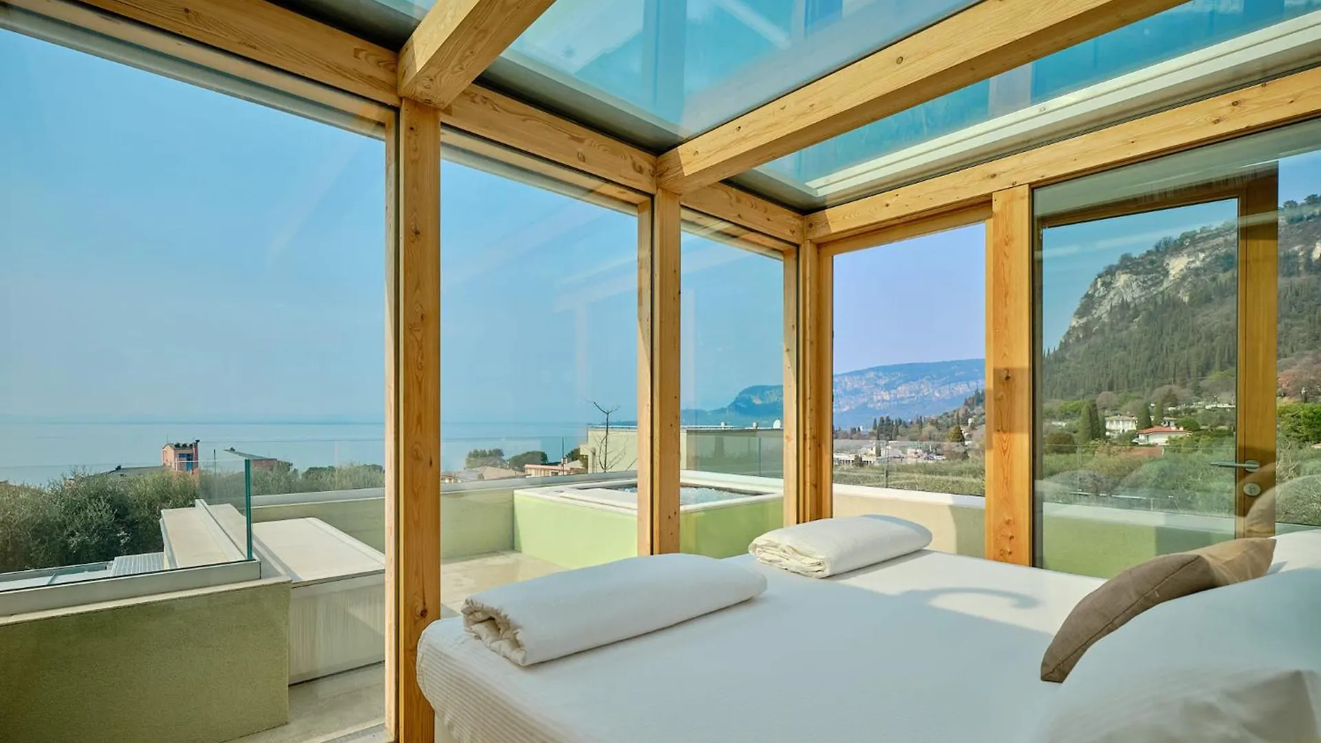 Villa Sunny Lake Suites contacts